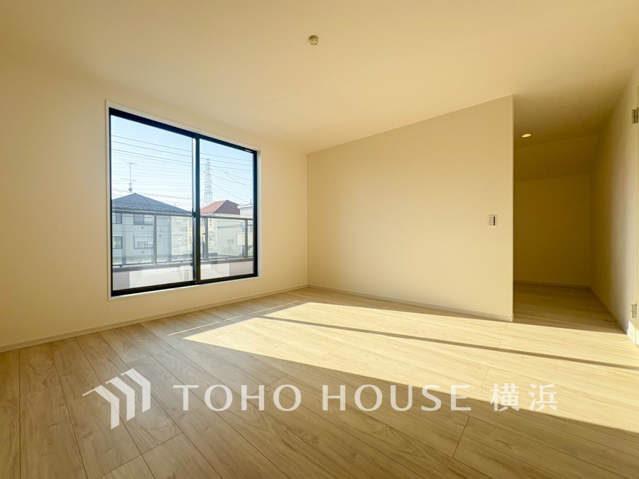 大きな窓からたっぷりと陽光が注がれる明るい空間。家族の成長に対応できる永住仕様の間取り。時を忘れて過ごす場所として過ごせるお部屋。