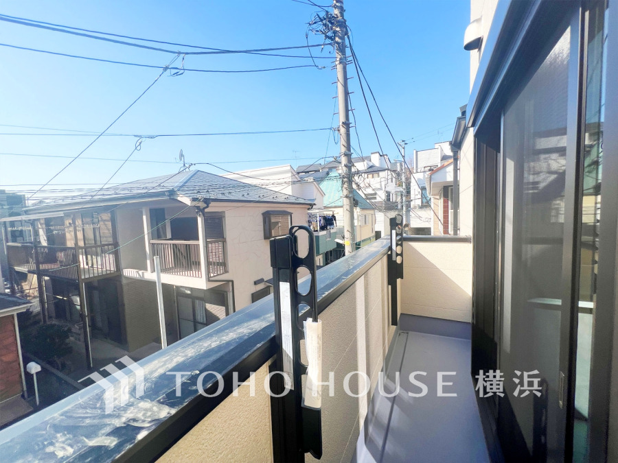 気持ち良い青空を見渡すバルコニー。遮る物のない開けた眺望が広がります。
