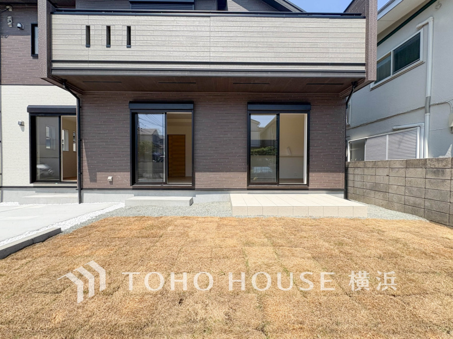 たっぷり降り注ぐ日差しの下バーベキューを楽しんだり、大切な家族やペットと楽しく安らぐ休日を過ごせそうですね。