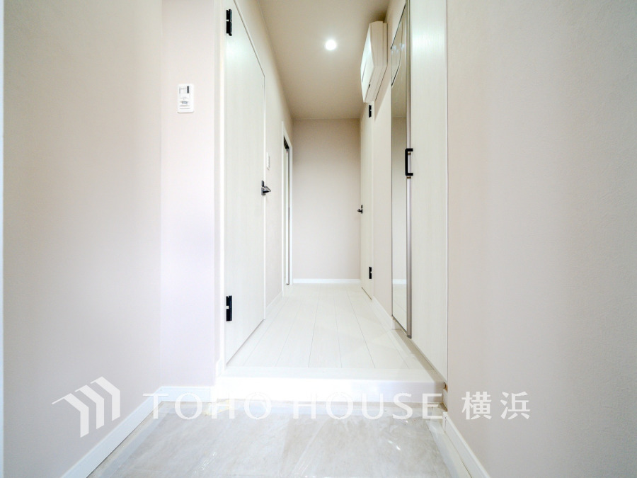 豊かなプライベートタイムへ誘うモダンテイストな玄関。デザインや素材が美しい調和を奏でている空間です。お客様をお迎えする玄関は落ち着いた雰囲気です。