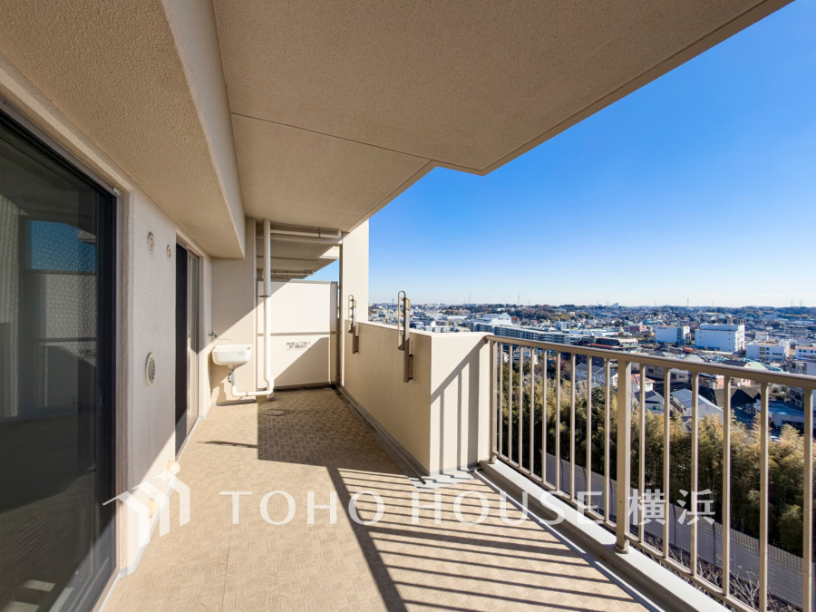 開放感あふれる広々バルコニー。爽やかな風と眺望を楽しめる快適な空間です。