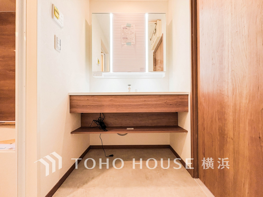 清潔感のあるプライベート空間は、身だしなみチェックや肌のお手入れに最適です。収納もあり、スッキリと見映えの良い空間に拵えました。時間に余裕とゆとりを持たせます。