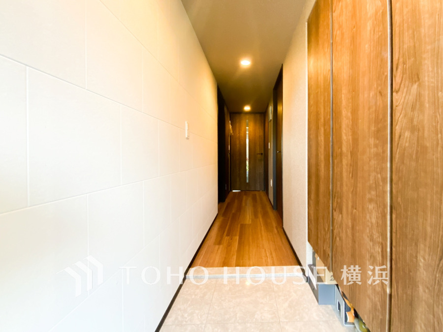 明るく清潔感のある玄関ホール。スッキリとした空間設計が魅力です。