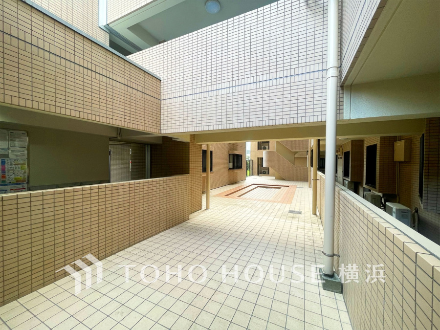 管理体制良好なマンション。共用部分は美しく手入れされた開放的な空間です。