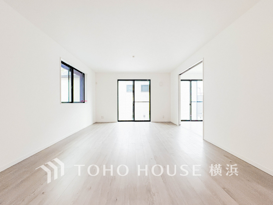 自然光がたっぷり入る明るいリビング。シンプルで清潔感のあるデザインが心地よい空間を演出します。