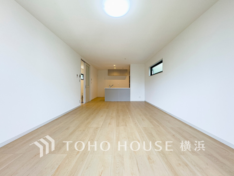 和やかで洗練された空間演出。寛ぎとコミュニケーションを育む場所。柔らかな陽射しが広がり、室内に開放感と爽快感をもたらします。