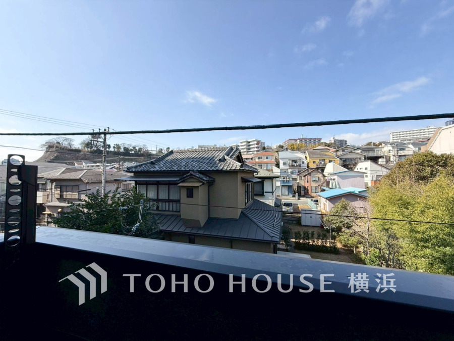 この開放感ある眺望と共に閑静な住宅街の季節感を演出する四季折々の変化を楽しめる心地よい場所となることでしょう。