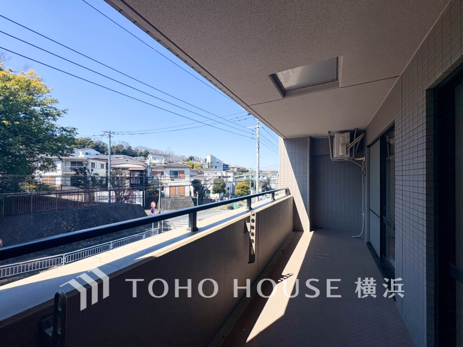 南西向きの明るいバルコニー。開放的な空間を演出しながら、プライベート性も確保された空間です
