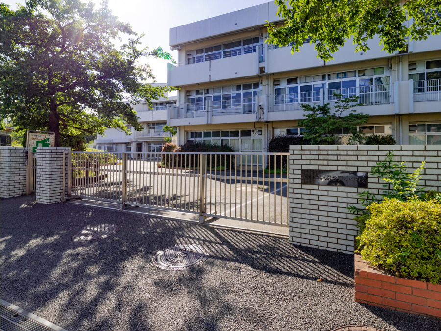 横浜市立いぶき野小学校　約850ｍ