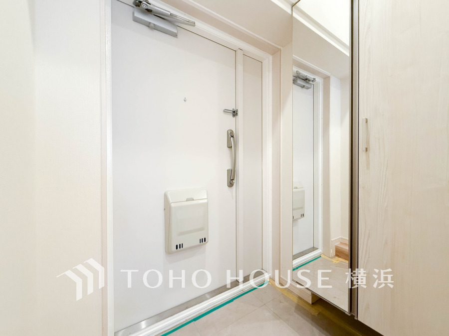 玄関には大型のミラーのついたシューズボックスを設置。
