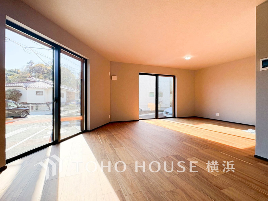 家族みんなが爽やかに健やかに過ごせるように、溢れる光をたっぷり取り込んだリビングダイニング。集いの場、憩いの場としての快適性を求めたやすらぎの空間です。