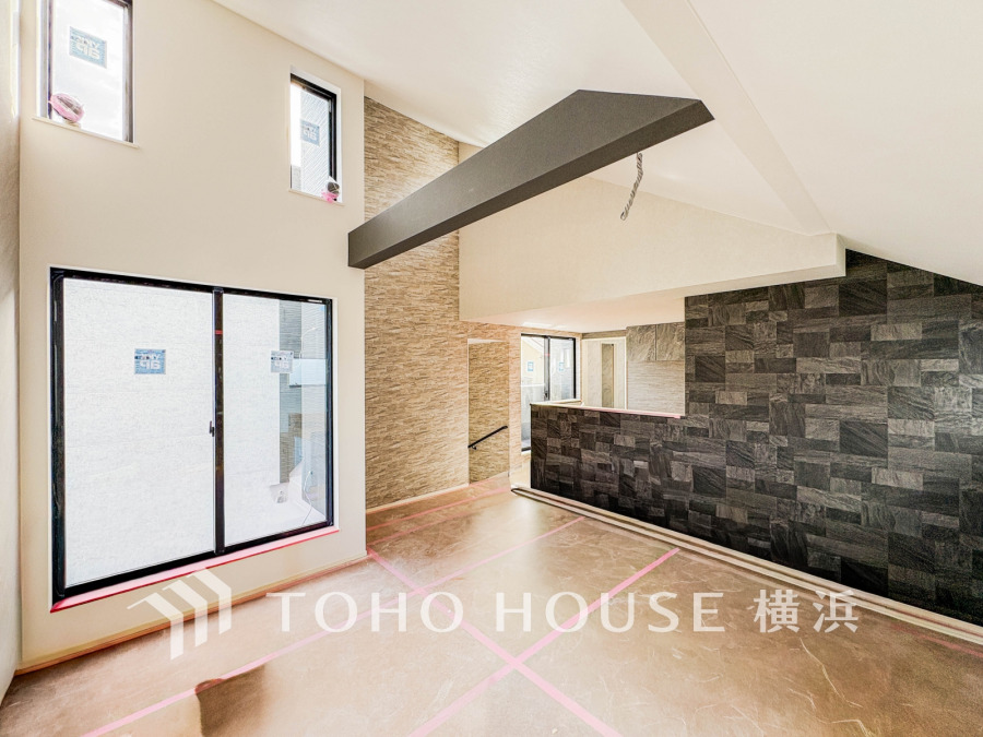 柔らかな色合いのフローリングと清潔感の溢れるクロスが明るい空間を創り出しているリビングダイニング。憩いの場に相応しく、ここで楽しむ家族の時間が絆をより深めてくれそうです。（2025年12月撮影）