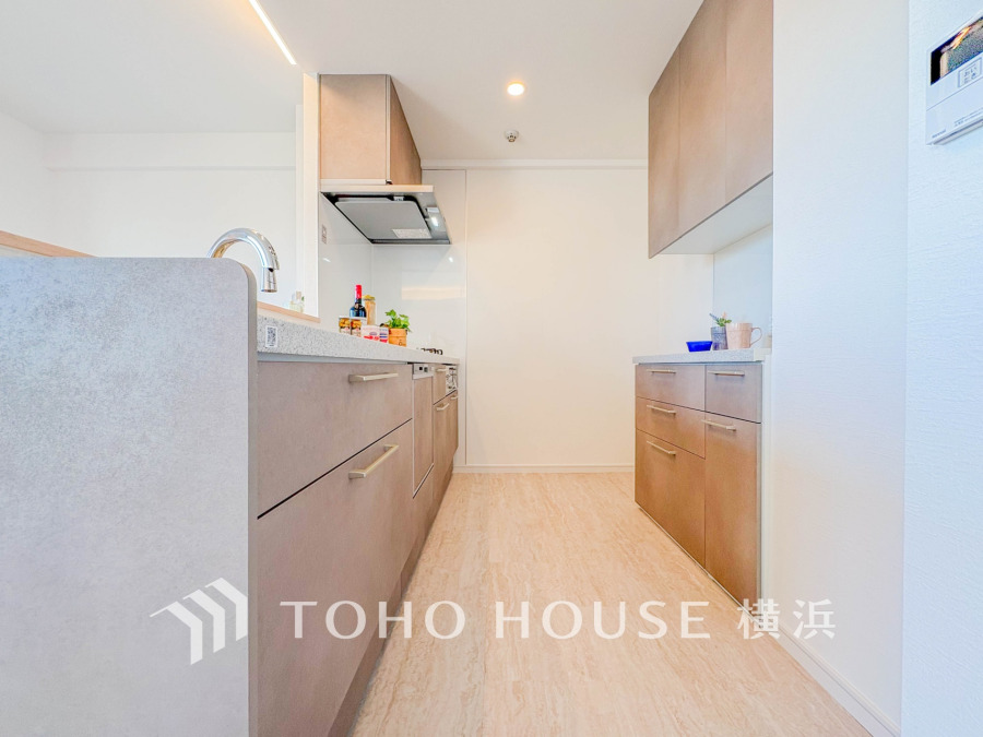 キッチン背面に収納棚を設置しました。統一感のある空間は美しく、機能性も良好です。
