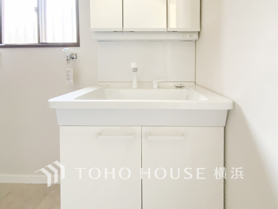 洗面台にはシャワーヘッド付。シャワーヘッドが伸びるので、洗髪はもちろん花瓶や加湿器へも水入れや、汚れがたまりやすいシンクの隅々まで綺麗に洗えて便利。