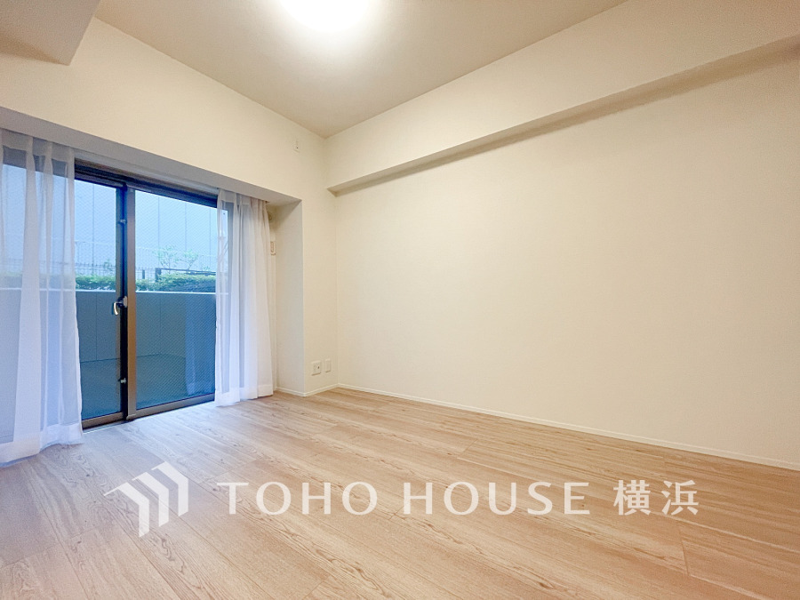 大きな窓からたっぷりと陽光が注がれる明るい空間。家族の成長に対応できる永住仕様の間取り。時を忘れて過ごす場所として過ごせるお部屋。
