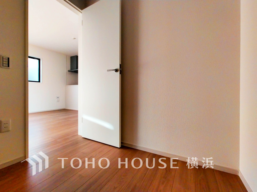 ご家族の沢山の思い出の品や衣類、季節のものなどをたっぷりと収納できるシェアクローゼット。また、書斎としてなど多様な使い方ができる嬉しい空間です。