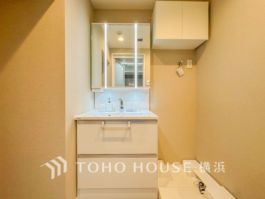 清潔感あふれる洗面台と洗濯機置き場を備えた機能的で使いやすい洗面スペースです。