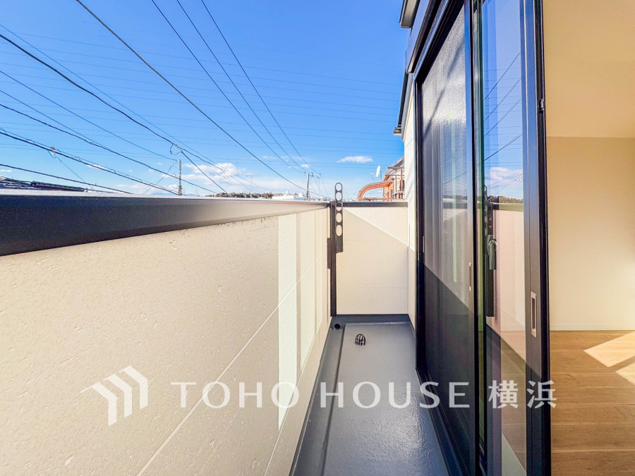 ずっと太陽を感じる事ができるのは、遮るものが視界に無いから。彼方に広がる風景が絵画のように広がります。