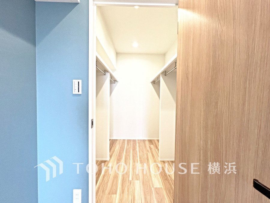 ウォークインクローゼット（＝WIC）は家族みんなの衣類が収納できるよう広めに設計。見やすく取り出しやすい、機能的で使い勝手のよい収納スペースです。