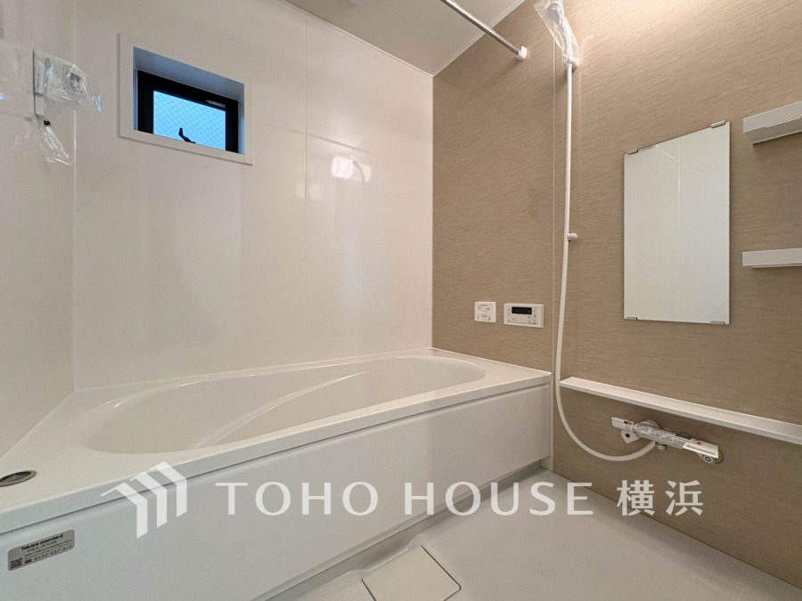 清潔感あふれる浴室は、シンプルで使いやすく快適なバスタイムを実現します。小窓で換気も安心です。