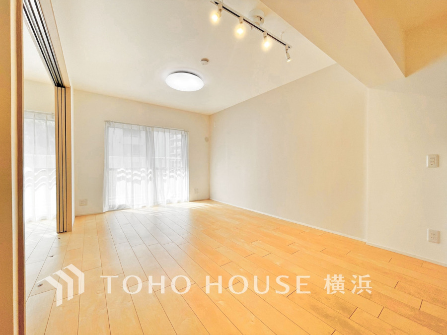 豊かな光が照らすこの場所は、たわいもない会話を楽しみ、ゆったりとした時間を過ごす場所。この場所から、家族の記憶が紡がれるでしょう。
