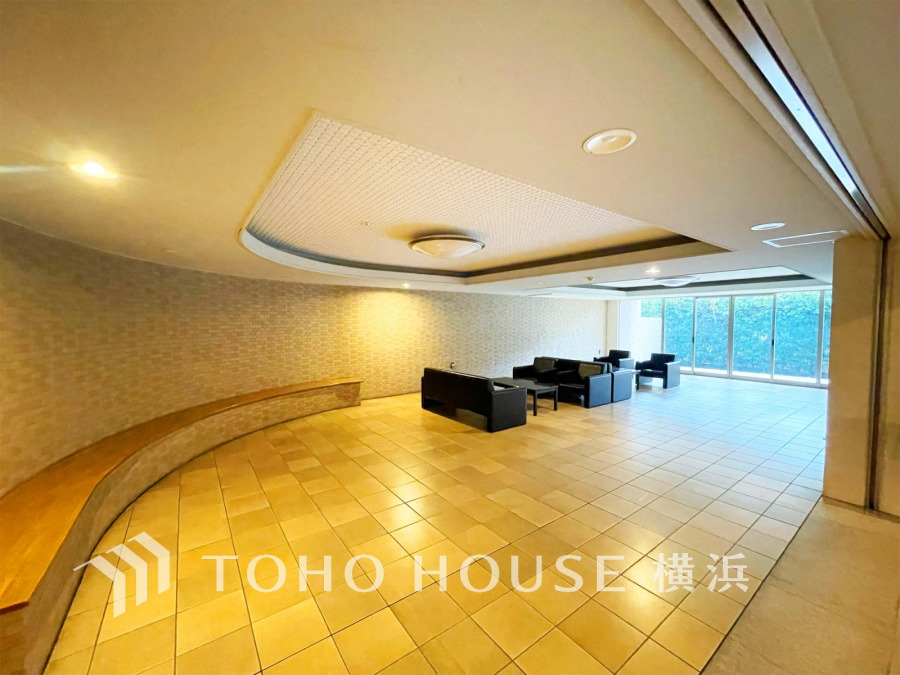 ゆったりとした共用ラウンジは、自然光が差し込み落ち着いた雰囲気で住人の憩いの場となります。