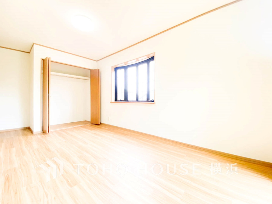 1日の疲れを癒し、心地よく寛げるようゆったりとした広さを確保しています。プライベートタイムをより優雅に穏やかに…。落ち着いた雰囲気を紡ぎます。