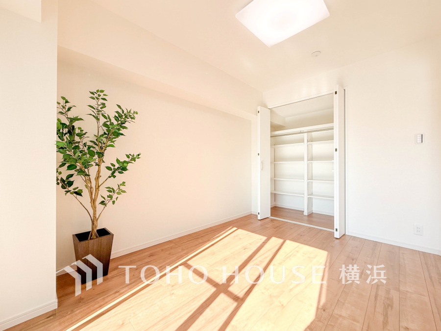 バルコニーに面した明るい洋室。穏やかな陽射しが、ゆったりとした寛ぎの時間を包みます。
