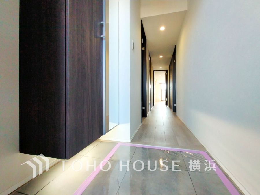 上質感漂う玄関と廊下。居住者の帰り、訪れる方を優しく迎える・安らぎに満ちた生活空間を予感させる。健やかな暮らしを楽しめることでしょう。