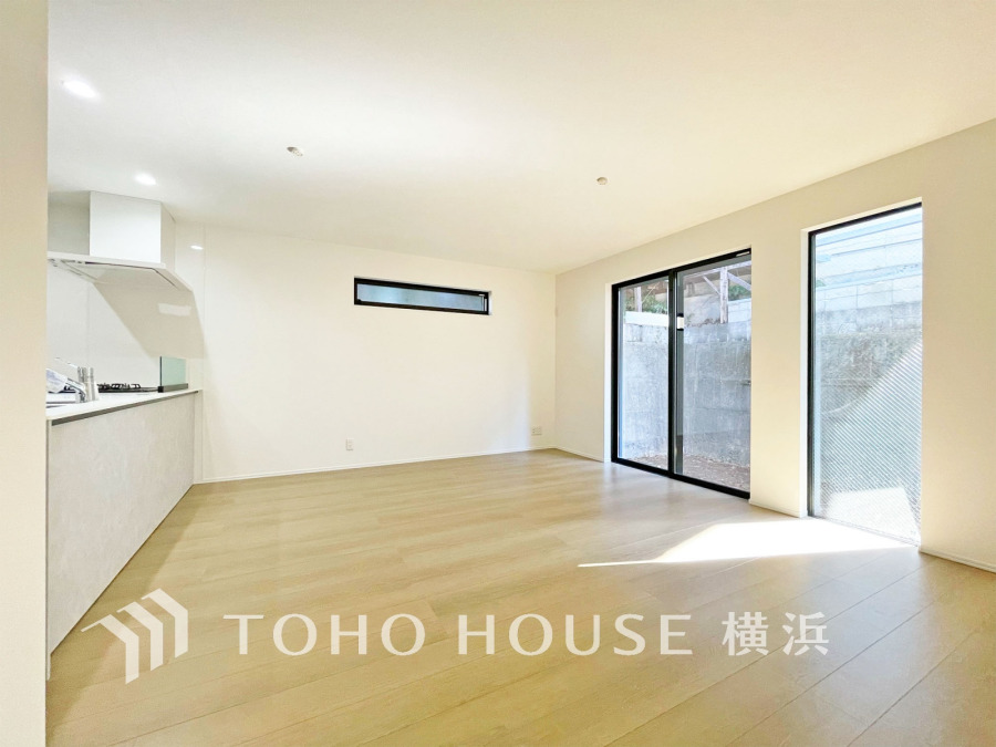 柔らかな光が広がり、デザインされた美しい内装が織り成す家族の集う場所。楽しい会話やさまざまな時が織りなすご家族の時間が丁寧に紡がれていく大切な空間。