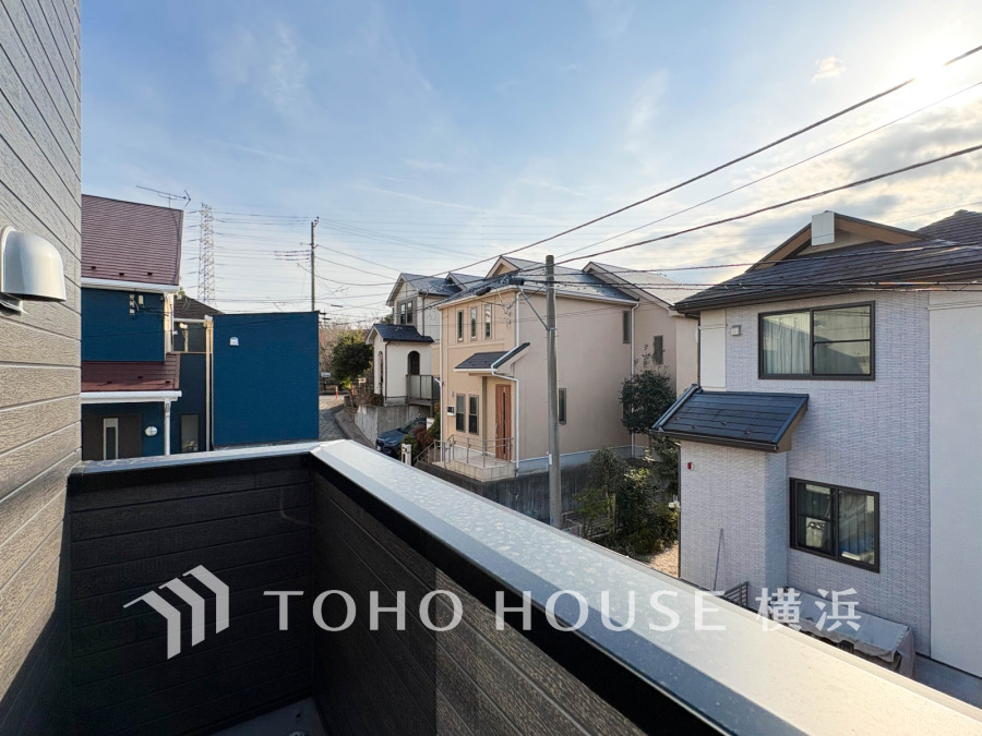 静かな住宅街を望むバルコニー。心地よい風と自然光が暮らしに安らぎをもたらします。