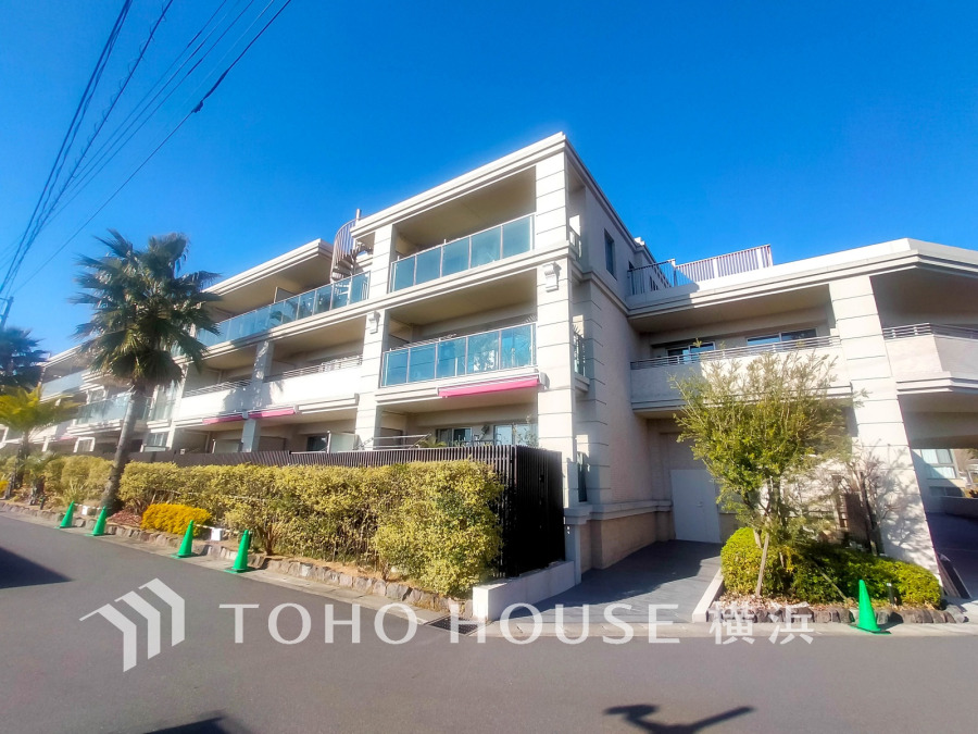 陽射しを受けて輝く時間、街灯に照らし出される夕暮れ時。様々なシーンで違った魅力的な表情を見せてくれます。住まう方のプライドを満たすクオリティを備えています。