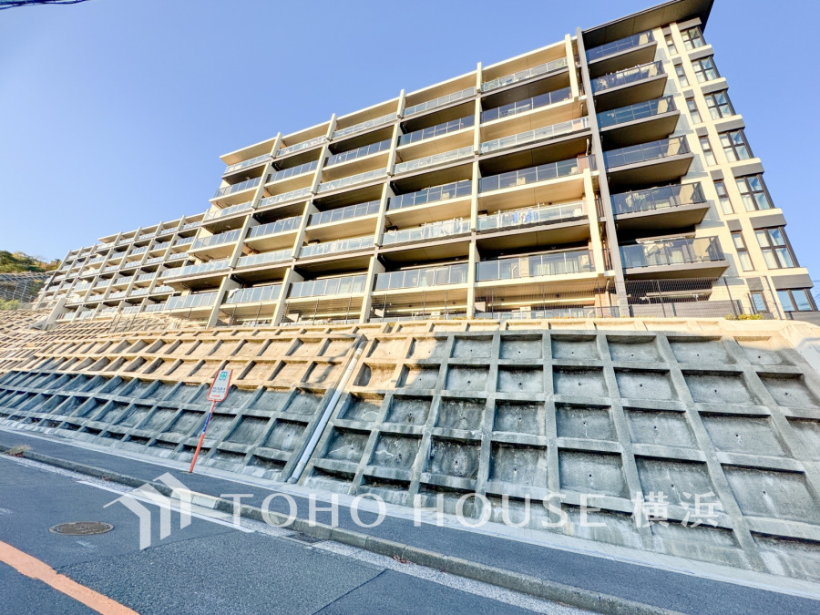 住む人を映し出す洗練された佇まいは、いつまでも輝き続けながらいつしか街の風景に溶け込んでいきます。