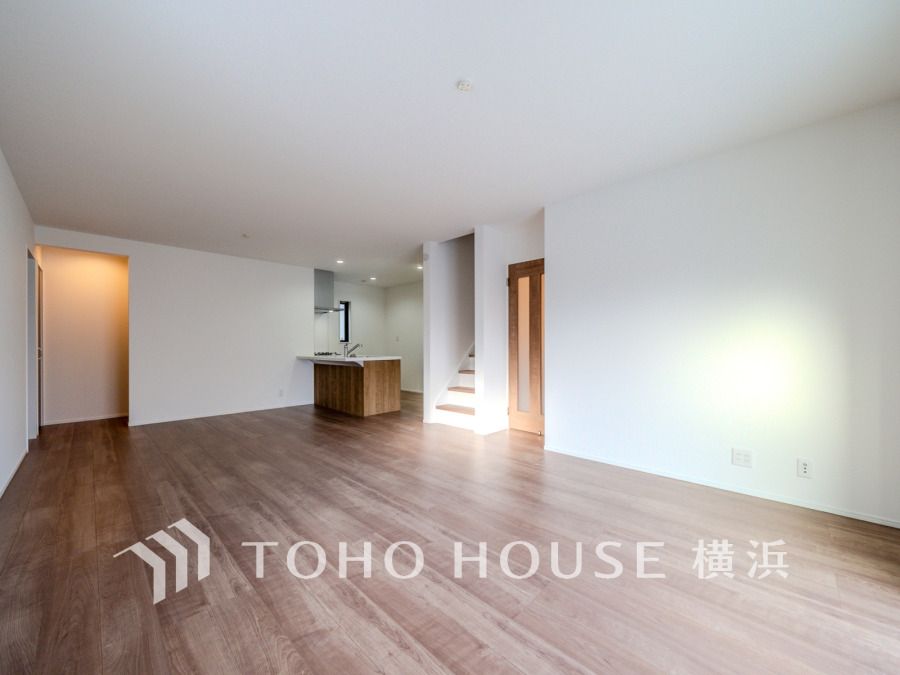 LDKは19.3帖の広々とした憩いの空間。やわらかな陽射しが降り注ぐ、和やかで洗練された空間。
