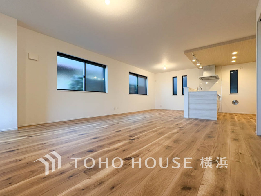 広々としたリビングは自然光がたっぷり入り、木目調の床が温かみを演出する快適な空間です。