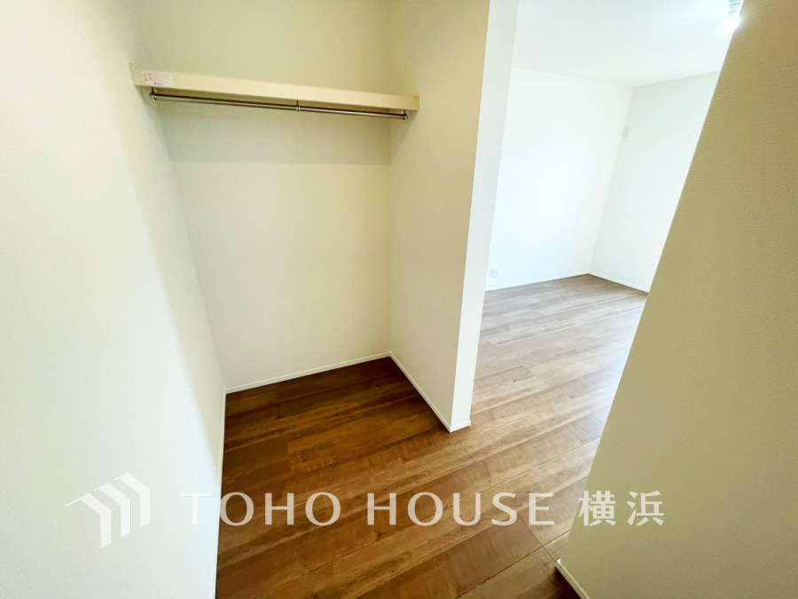 ひと目で収納物を確認できるウォークインクローゼットは、ゆとりの広さを備えた大型収納。数多くの衣類に加え、足元には引出しや衣装箱、シューズボックスなども収納することができます。