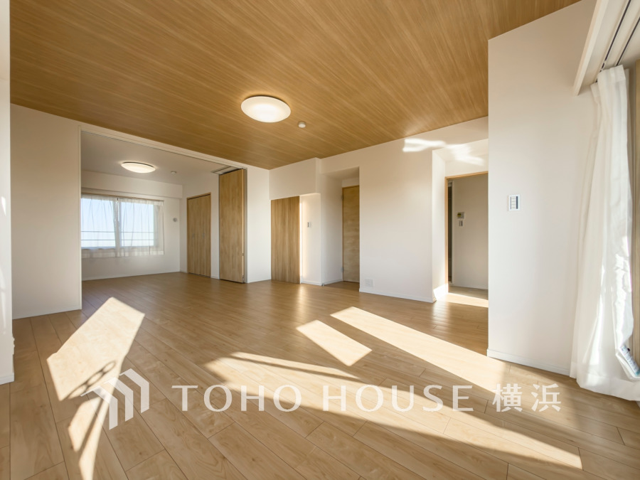 明るく開放的な空間が広がるLDK。室内には豊かな陽光が注ぎ込み、爽やかな住空間を演出。
