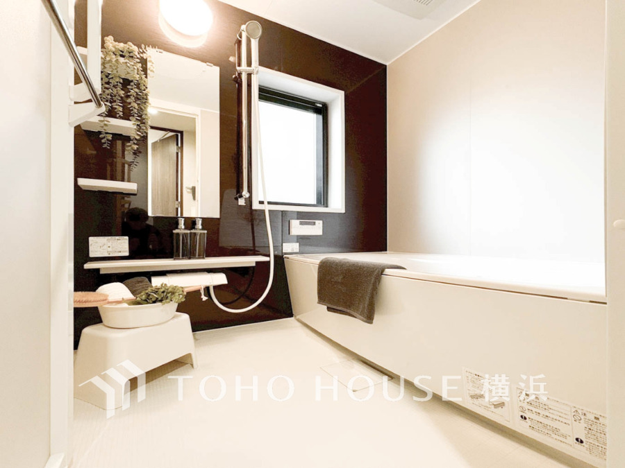 上質が感じられる質感とカラーリングで、清潔な空間美を実現。一日の疲れが癒される優雅なバスタイムを堪能できるゆとりあるバスルームです。