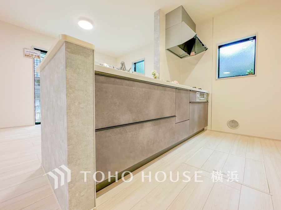 スタイリッシュなデザインの対面キッチン。窓から自然光が入る明るく開放的な空間です。