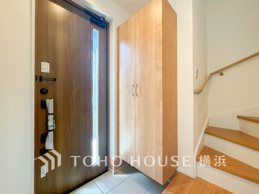 お客様をお迎えする玄関は落ち着いた雰囲気。帰り着くたびに洗練されたテイストの空間に迎えられ誇りと喜びを感じる玄関まわりです。