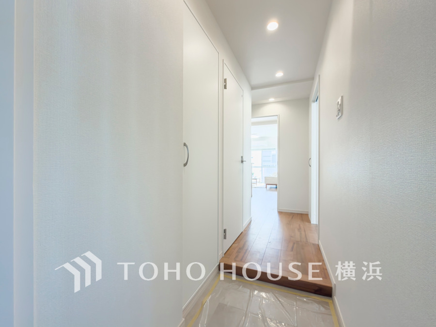 収納力の豊富なシューズボックスを設置した玄関。白を基調とした明るく清潔感溢れる空間です。
