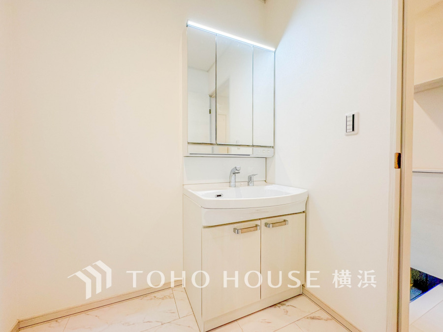 十分な大きさの洗面台は収納もさる事ながら、身だしなみチェックや歯磨きなど、朝の慌ただしい時間でもホテルライクなスペースで余裕とゆとりを感じて頂けます。