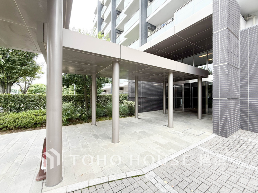 エントランスは毎日の行き帰りで使う大事な空間です。明るい基調で華やかなデザインなので、毎日も気持ちよく、またご友人なども素敵に迎え入れられます。