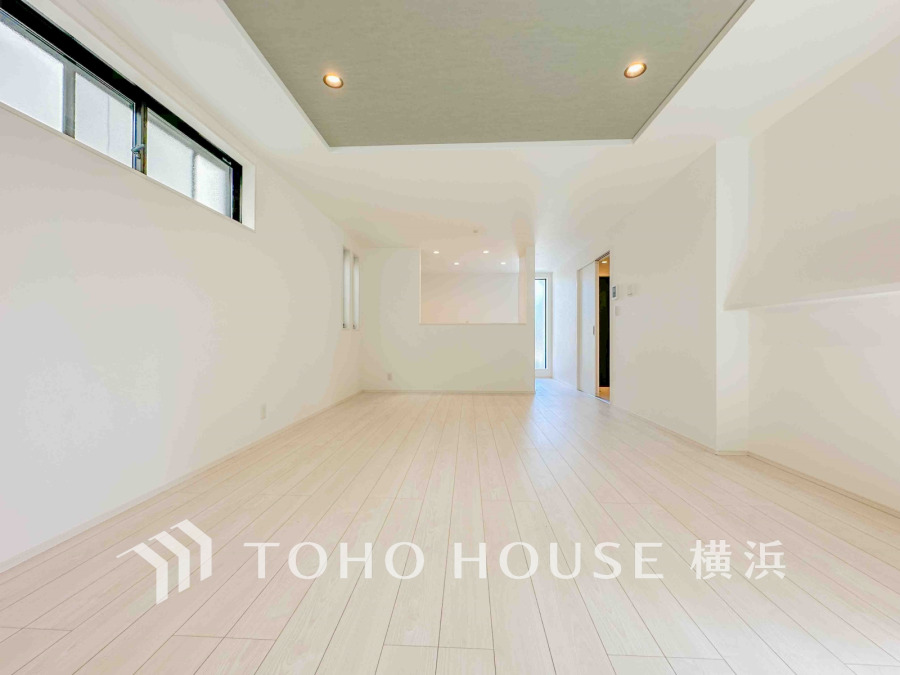 ここにはみんなが集い、食事と楽しい会話が始まる。話に夢中になりすぎて、ついつい時を忘れてしまう。そんな束の間の幸せを感じさせてくれる場所。