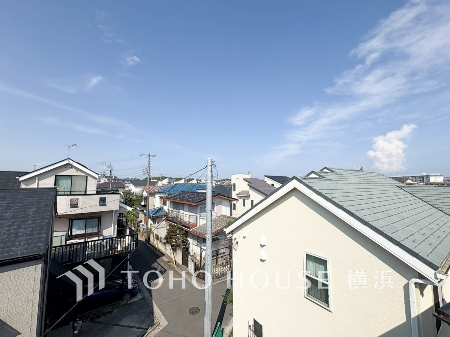 手を伸ばせば、ふれることが出来そうな環境が、そのままインテリアになったような印象です。その豊かな眺望にふさわしい空間には、通風・採光にも優れ、心地よい光と風があふれています。