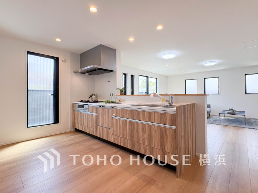 スタイリッシュな対面キッチンを採用。リビングが見渡せるので、お子様を安心して遊ばせながら家事ができ、リビング学習をするお子様にも声がかけやすい自然な距離感。 