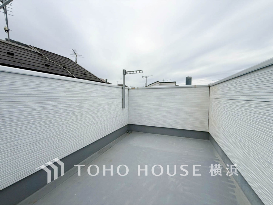 プライバシーを守る囲い付きの広々としたルーフバルコニー。洗濯物やガーデニングに最適です。