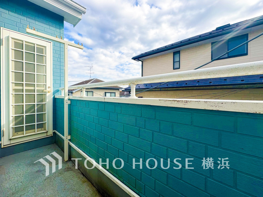 開放感いっぱいの眺望と共に光と風を享受するバルコニー。緑豊かな景観を眺めることができます。