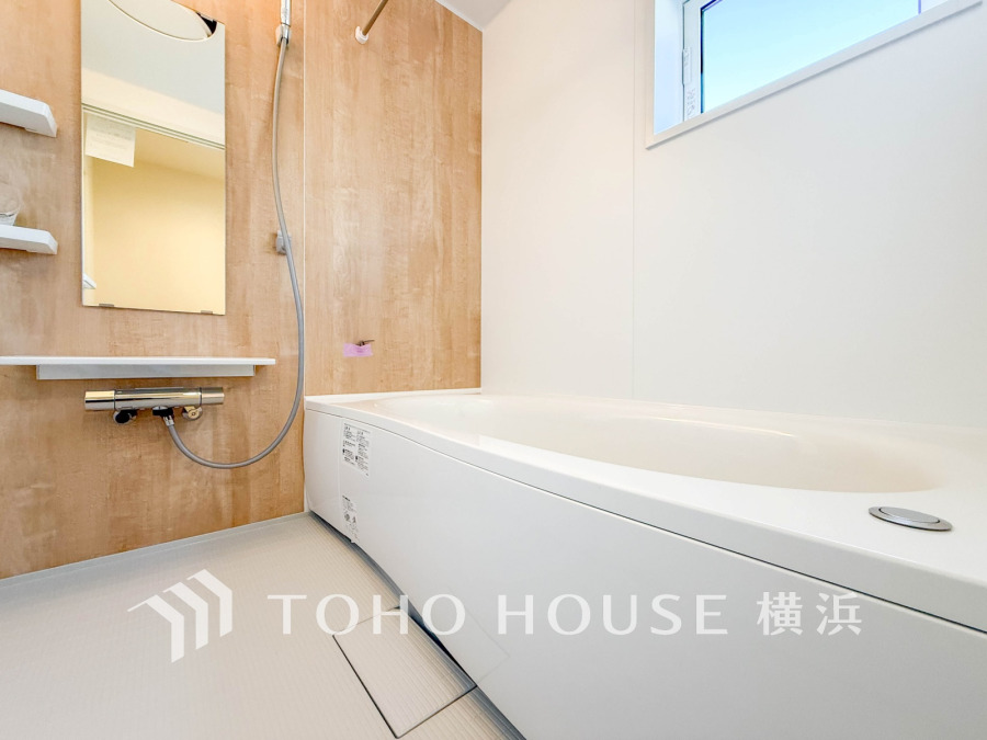 快適な使い心地とゆとりある空間が1日の疲れを解きほぐすバスルーム。空間も浴槽もゆったりのびのび使えるゆとり設計。広く感じるゆとり設計で快適なリラックスタイムを過ごせます。