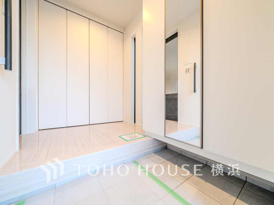 清潔感のある玄関スペースにはシューズボックスに加えて大容量のクローゼットも設置済みです。